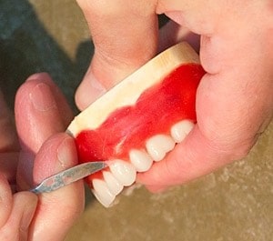 چسب های دندان مصنوعی